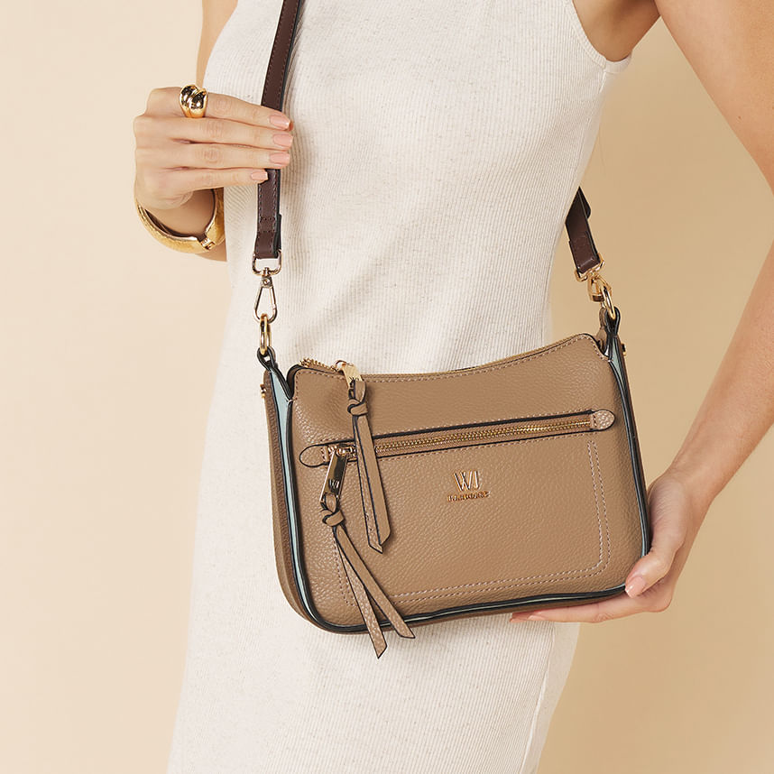 Bolsa tiracolo WJ Fendi feminina bege vista lateral mostrando a alça ajustável e fechamento em zíper.